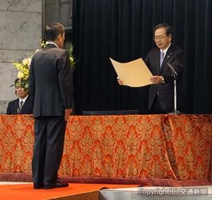 斉藤大臣（右）から表彰状を受ける西牧社長