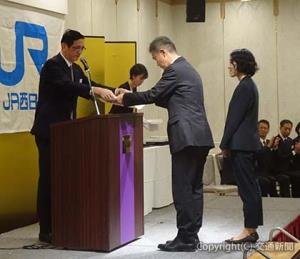 長谷川社長（左）から表彰状を受け取る受賞者