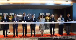 テープカットを行う里見社長（左端）、小林総支配人（右端）ら