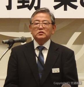 あいさつする松岡社長