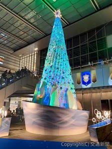 ＪＲゲートタワー前で光り輝くクリスマスツリー