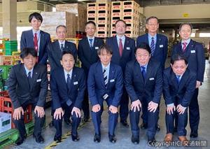 開所式後に記念撮影する荒武社長（前列左から２人目）、福嶋社長（同３人目）ら＝ジェイアール西日本商事提供＝