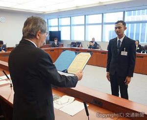 田浦理事長（左）から修了証を受け取る研修生＝東日本鉄道文化財団提供＝