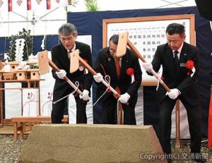 くわ入れする（左から）三林本部長、遠藤市長、美藤所長（ＪＲ福島支店提供）