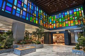 色ガラスで長崎のまちの景色を表現したエントランスの装飾