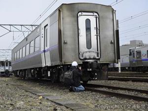 ２６１系の中間車を接写する参加者。「顔をじっくりと見られる機会はなかなかないだろう」と函館駅の撮影会で展示した