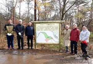 除幕した看板と犬飼社長（左から３人目）、峯幹事（同２人目）、亀山支社長（左端）ら