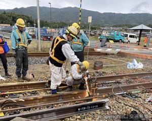 レール溶接作業を見学した（ＪＲ西日本提供）