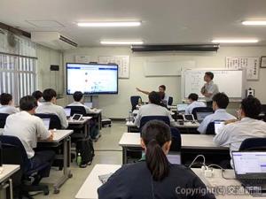 「ＤＸプロ」が講師となり、アプリ操作を体験しながらの講習会を駅などで開催（ＪＲ東日本提供）