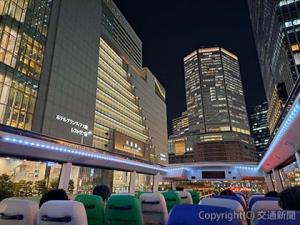 屋根が開いているオープントップバスならではの開放感のある景色が楽しめる（大阪駅前）