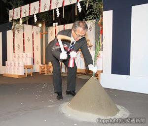 起工式で刈初の儀を行う中村社長（ＪＲ東日本提供）