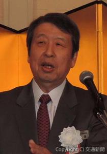 あいさつする小倉会長