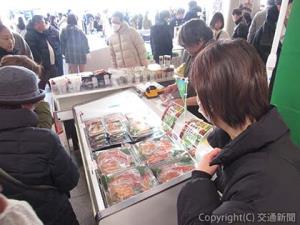 浦和駅では「はこビュン」で輸送したベニズワイガニを販売した（ＪＲ大宮支社提供）