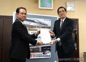 村田局長（左）から合格書を受け取る長谷川社長