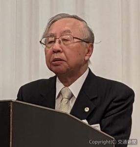 あいさつする白川会長