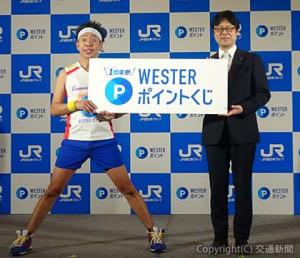 フォトセッションを行う田村部長（右）とサンシャイン池崎さん