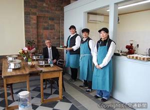 吉川会長（左端）、山城さん（左から２人目）らスタッフとオープンしたカフェ