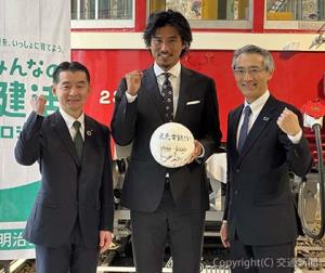 記念撮影を行う（左から）川俣社長、中澤さん、永島社長