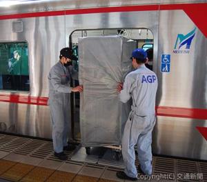 中部国際空港駅で回送列車から降ろされる手荷物輸送用カーゴ