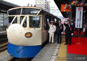 出発合図を行う（左から）毛利駅長、徳永市長、玉井市長