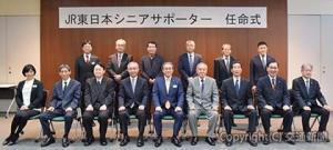 任命式に出席した新任サポーターと深澤社長（前列中央）、中村会長（同右から２人目）ら