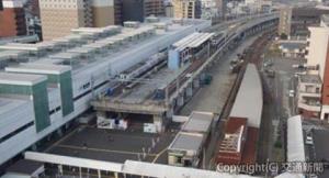 北陸新幹線福井駅部の高架上に設けられたえちぜん鉄道の仮駅舎（２０１５年９月）＝鉄道建設・運輸施設整備支援機構提供＝