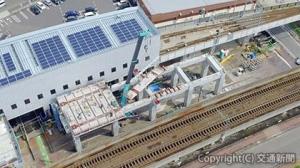 線路に挟まれたスペースでの施工となった福井開発高架橋工事（鉄道建設・運輸施設整備支援機構提供）