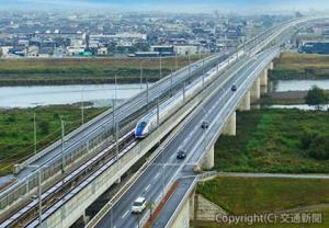 新幹線で初めて鉄道と道路の橋脚を併用させた「九頭竜川橋りょう」（鉄道建設・運輸施設整備支援機構提供）