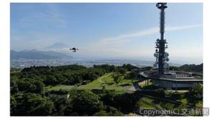 日本平ロープウェイの上空を飛行するドローン（中部電力パワーグリッド提供）