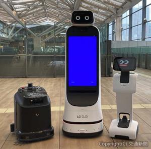 実証実験を行う（左から）清掃ロボット、サイネージロボット、案内ロボット=ＪＲ東日本提供=