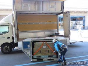 荷物は出発地の倉庫から到着地の倉庫まで航空コンテナのまま輸送。価格だけでなく、時間と労力も抑えられる