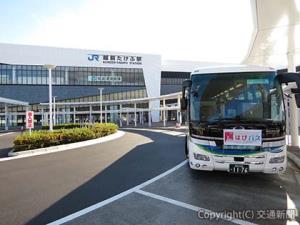 開業間近の越前たけふ駅前に停車する「はぴバス」。半日でも福井の魅力を堪能できる新たなツールだ