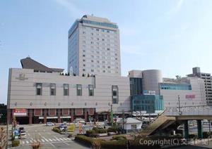 ＪＲ四国初の本格的駅ビルとなった「徳島駅ビル」。左側と中央の高層部が「ＪＲホテルクレメント徳島」、右側が商業施設「徳島駅クレメントプラザ」
