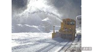 チームワークで進めるＭＣＲでの除雪作業（ＪＲ東海提供）