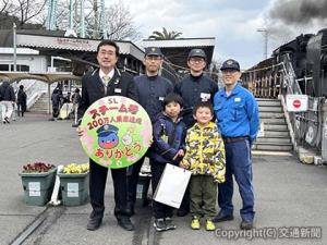 セレモニーで記念撮影する前田館長（左端）ら＝京都鉄道博物館提供＝