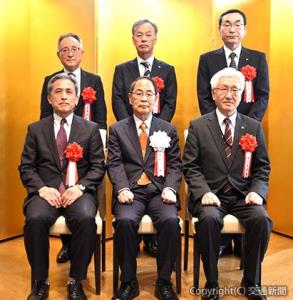 表彰式に出席した受賞者ら