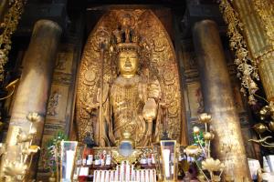 長谷寺本尊の特別拝観では、国宝の十一面観世音菩薩立像の足に触れることができる