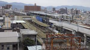 高架化工事が行われている松山駅（ＪＲ四国提供）