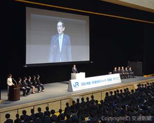 あいさつする長谷川社長