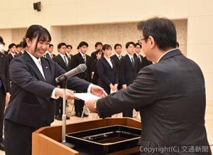 辞令を交付する綿貫社長（右）