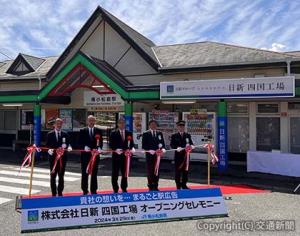 テープカットする平田本部長（右から２人目）、三谷駅長（右端）、久保社長（左端）ら＝ＪＲ四国提供＝