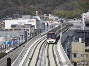 延伸区間の高架区間を走る９０００形