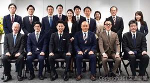 発足式に出席した石川社長（前列左端）ら＝ＪＲ東日本ビルディング提供＝