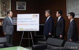 斉藤大臣（左端）に報告を行う３社の社長