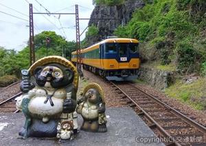 神尾駅ホームの「たぬきの置物」。列車の安全安定輸送を見守り続けている