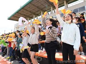 選手に声援を送る子どもたちⒸＪＥＦＵＮＩＴＥＤ（ジェフユナイテッド提供）