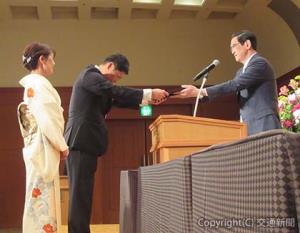 長谷川社長（右）から表彰盾を授与される受賞者＝ＪＲ西日本提供＝