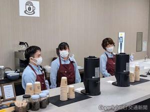「にじいろ珈琲」を営業する（左から）石丸さん、松元さんと指導係の中尾さん