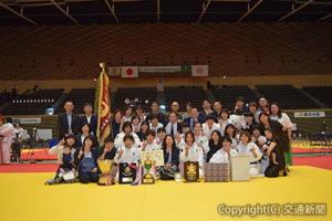 昨年の全日本実業柔道団体対抗大会で初優勝を果たした選手、関係者ら(ＪＲ東日本提供)