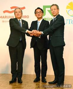 ３者連携を発表した喜㔟社長（中央）、池見社長（左）、藤井総長